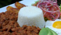 Arroz con menestra y carne asada
